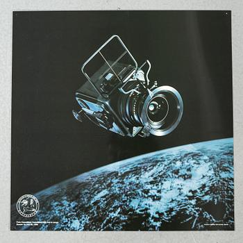 FOTOREPRODUKTIONER SKYLTEXEMPLAR, 4 st, efter Nasas fotografier, "20 years in space, Hasselblad".