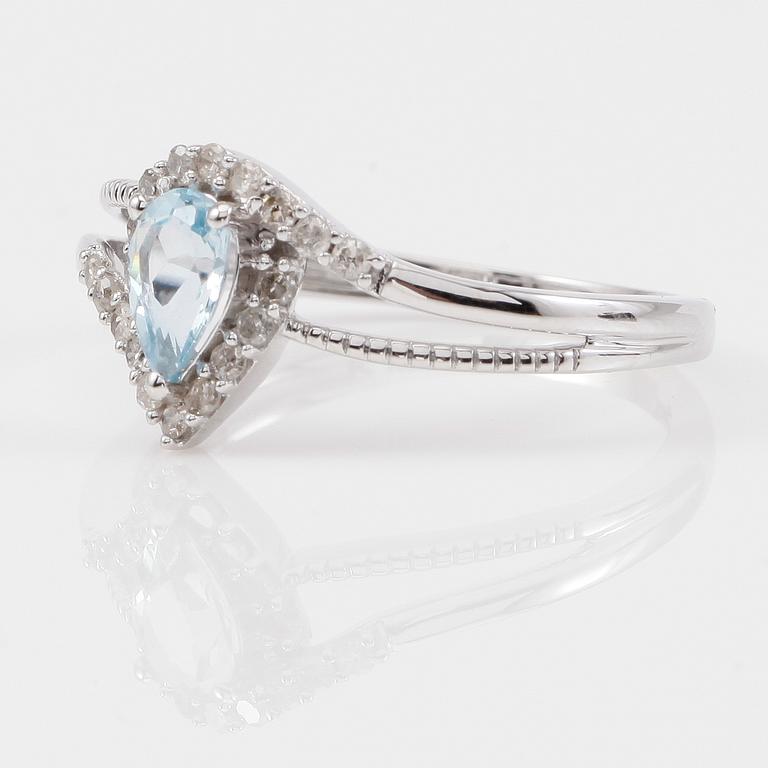 RING, 14K vitguld, diamanter tot ca 0.17 ct. och akvamarin tot ca 0.50 ct.