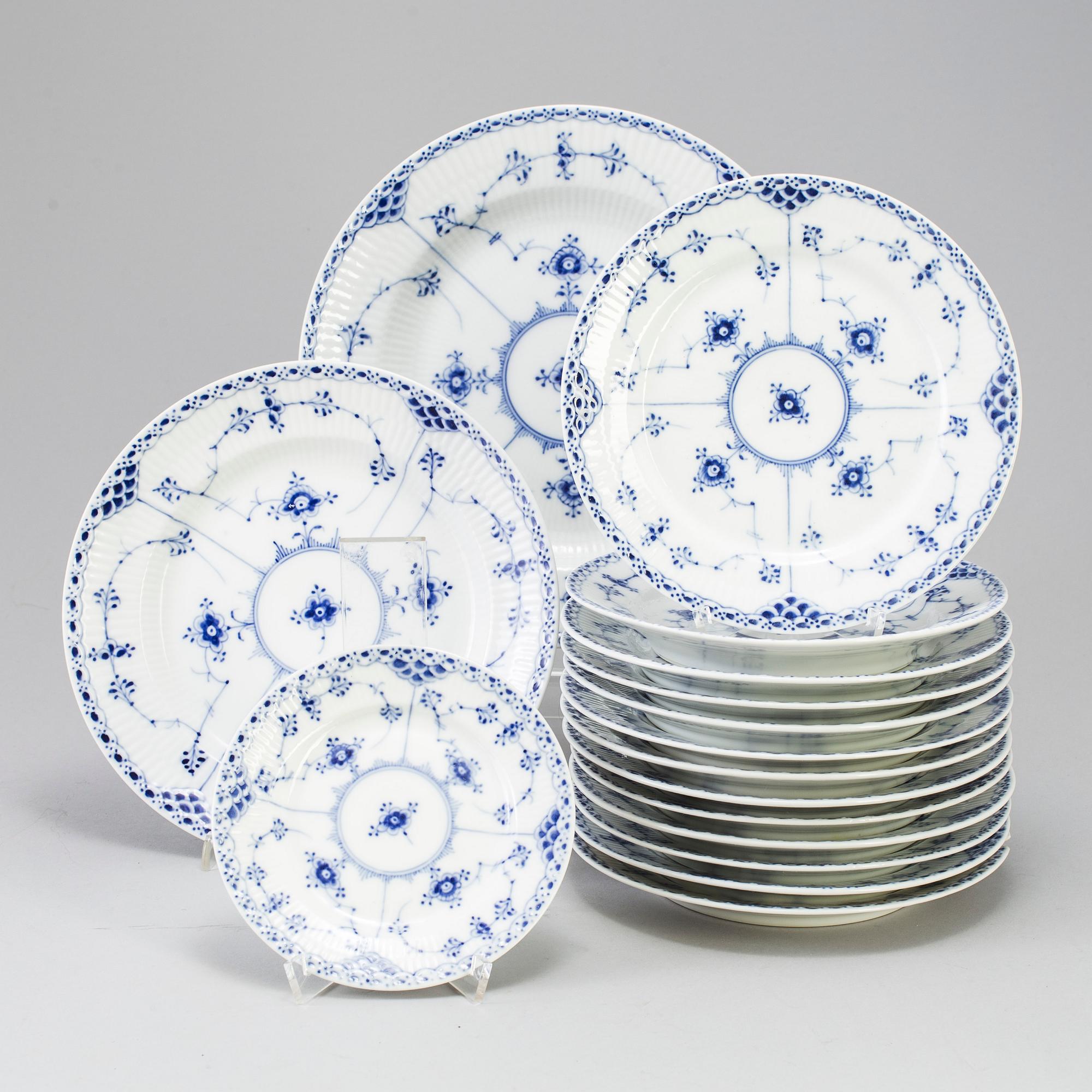 SERVIS, 79 delar, porslin, "Musselmalet" Kunglig Dansk.