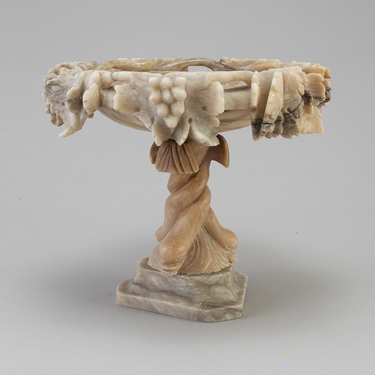 A alabaster tazza ca 1900.