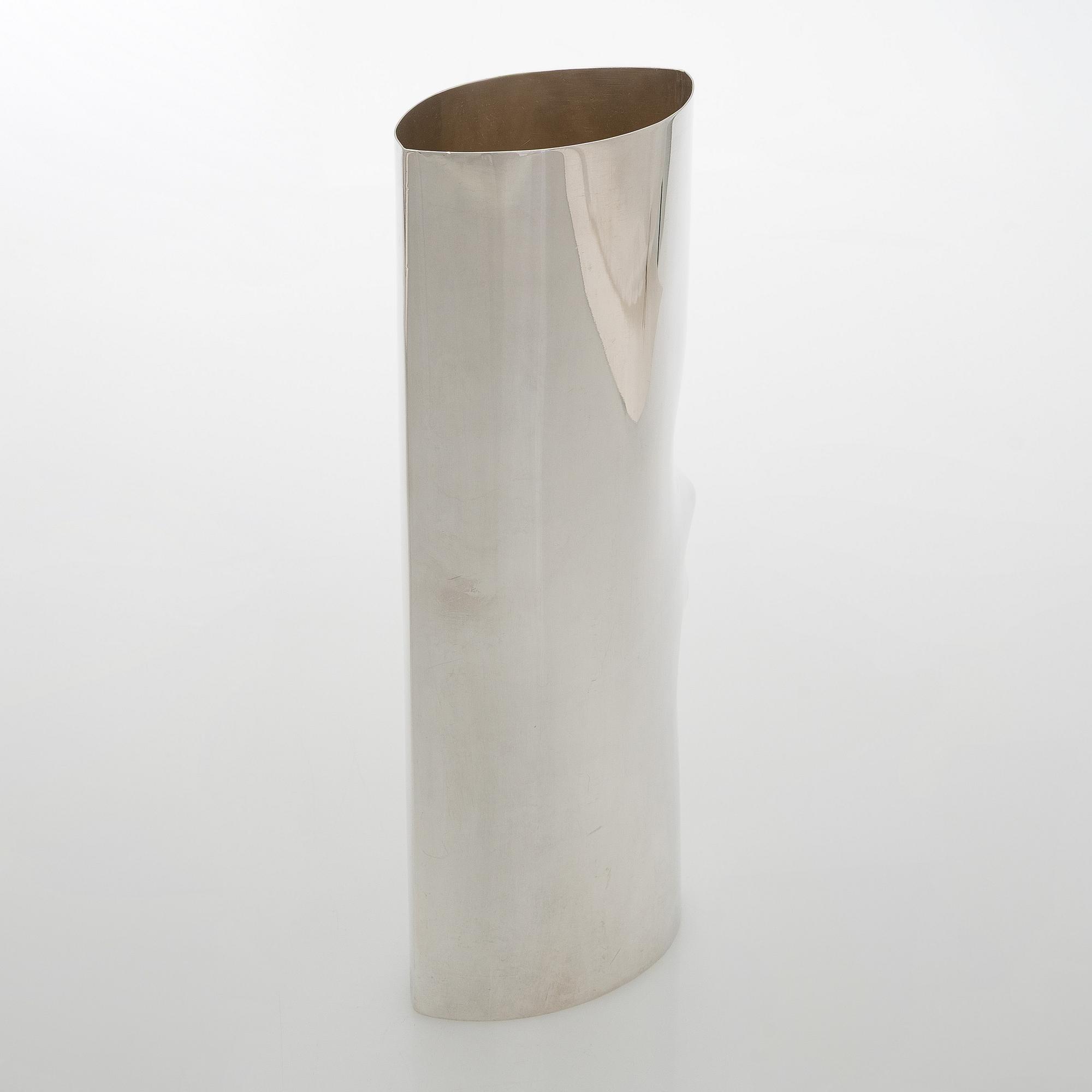 Pekka Piekäinen, maljakko, sterlinghopeaa, J.A. Tarkiainen, Helsinki 1988.