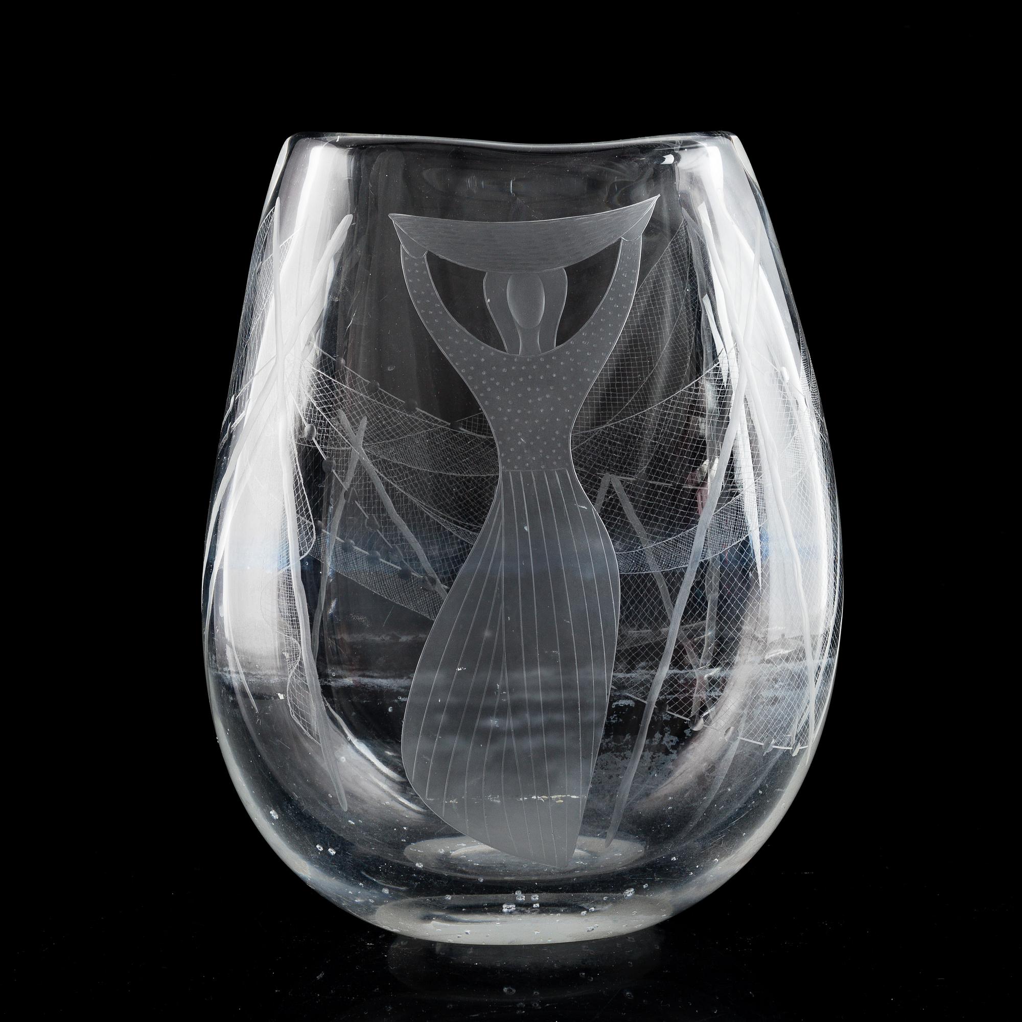 VICKE LINDSTRAND, a glass 'Fisknäten' vase, Kosta, signed.