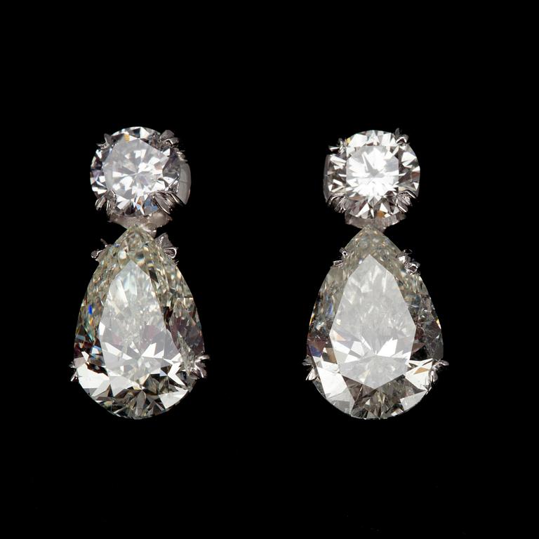 A PAIR OF EARRINGS, drop cut diamonds c. 2.40 ct. J-M /Si1-I2 brilliant cut diamonds c. 0.40 ct. H/si.