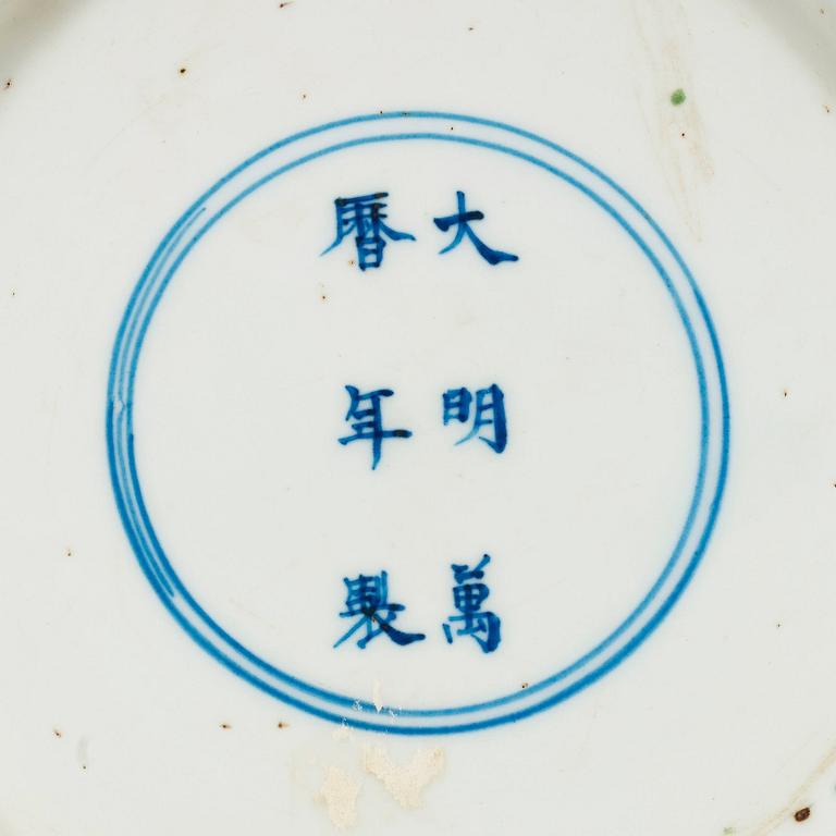 A wucai dish Ming dynasty, with Wanli's six character mark and period (1573-1619).