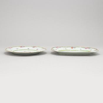A set of four Chinese famille rose porcelain plates and one serving dish. Qing dynasty, Qianlong (1736-1795).