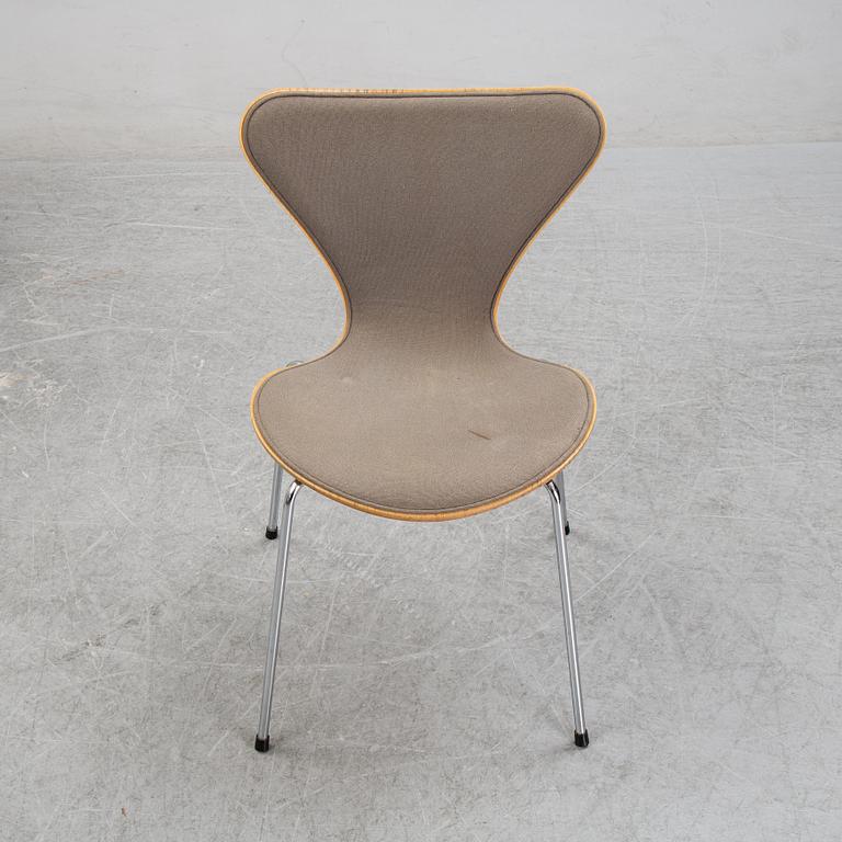 Arne Jacobsen, stolar, 4 st,
”Sjuan” för Fritz Hansen, Danmark, 1990.