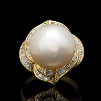 A RING, cultured South Sea pearl, baguette cut diamonds, 18K gold.