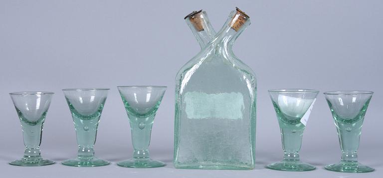 SNAPSFLASKA samt SNAPSGLAS, 5 st. Enligt uppgift från Skansens glasbruk.