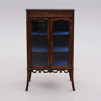 VITRINSKÅP, 1900-talets första hälft.