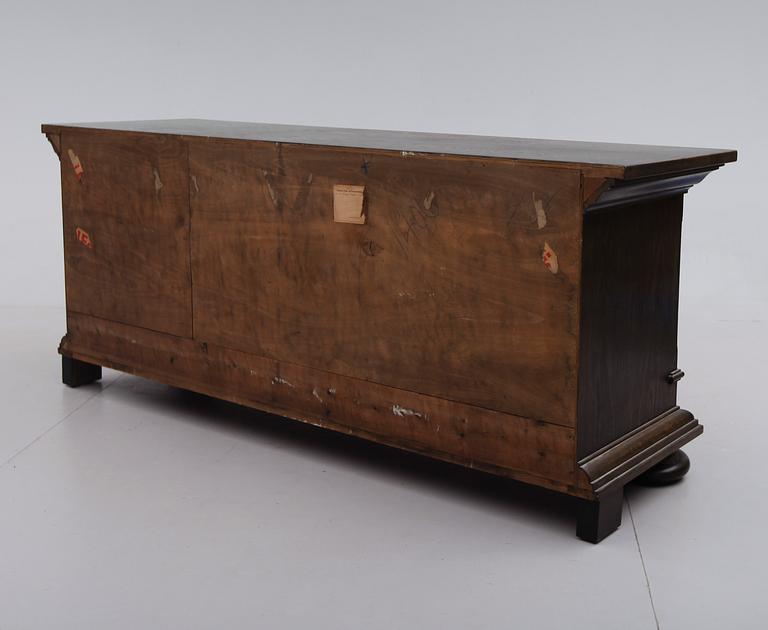 BUFFÉSKÅP, barockstil, 1900-talets första hälft.