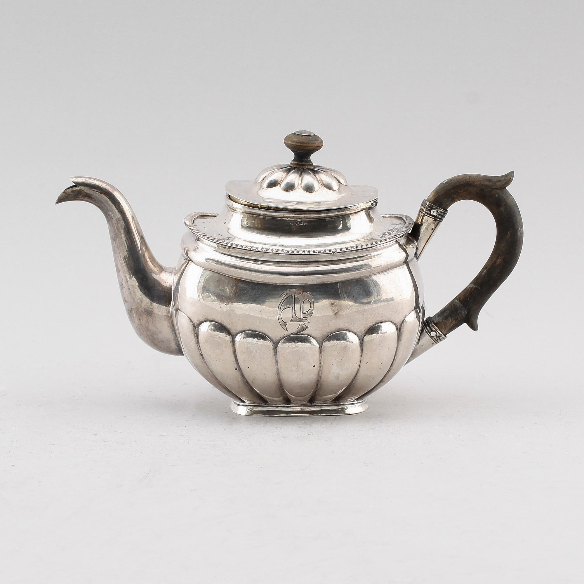 TEKANNA, silver, Ryssland 1823. Vikt ca 366 g.