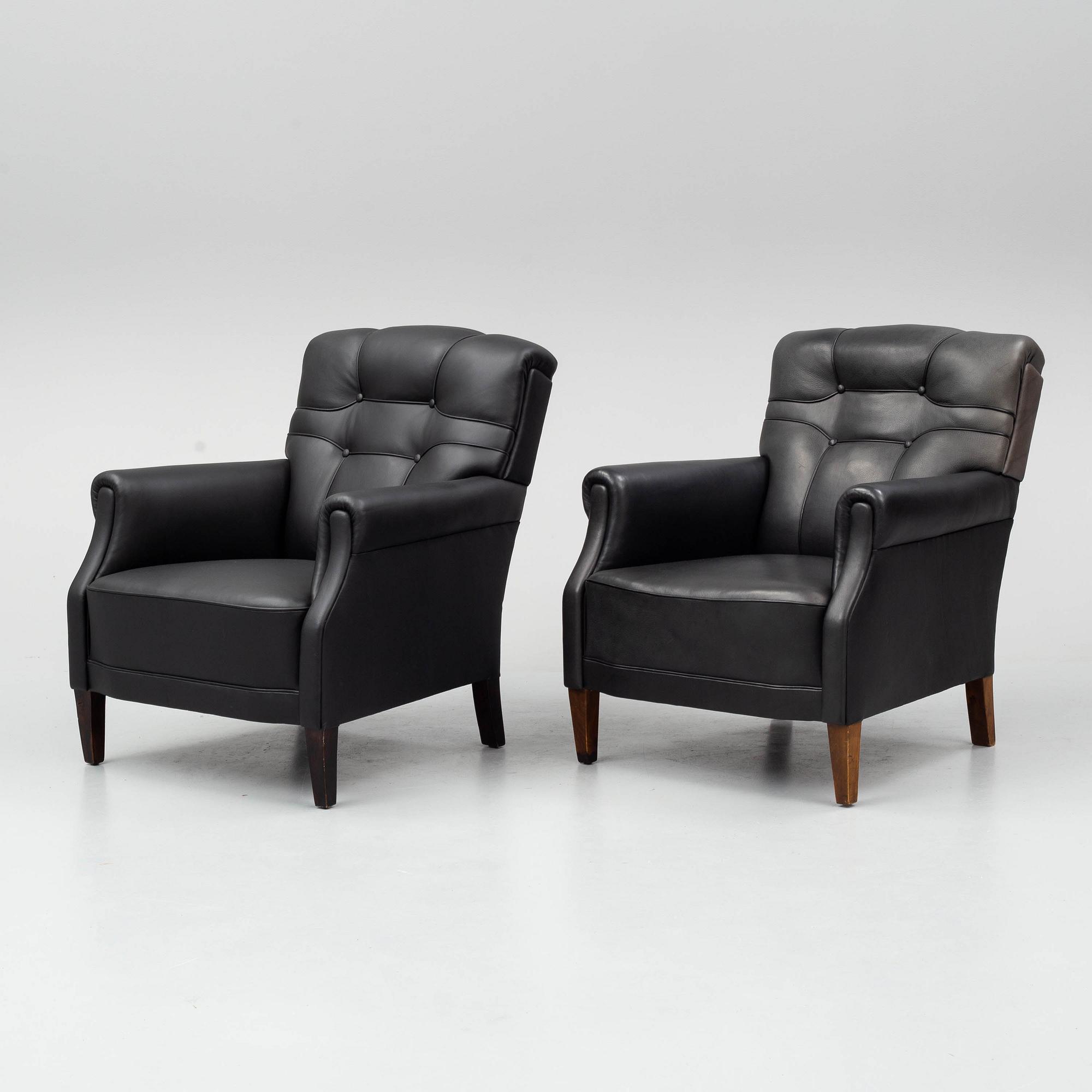 A pair of leather armchairs, early 20th century.