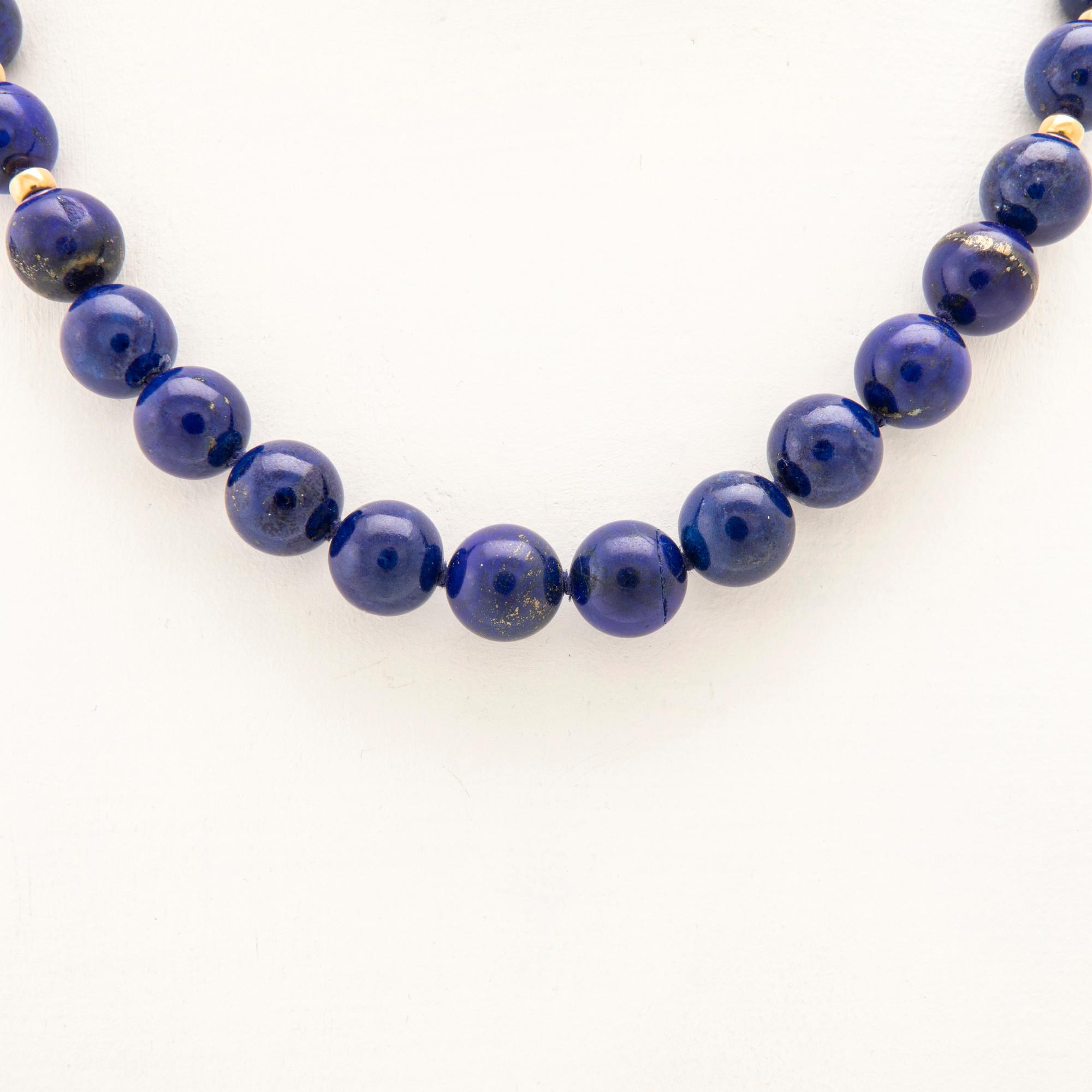 Halsband lås 18K guld och kulor av Lapis Lazuli.