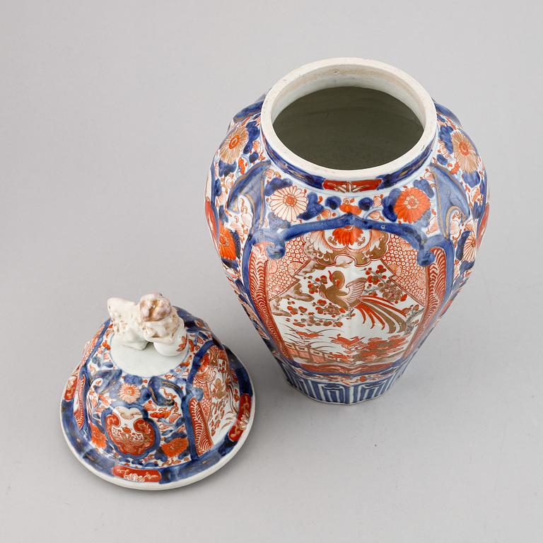 An Imari jar with cover, Meiji period (1868-1912).