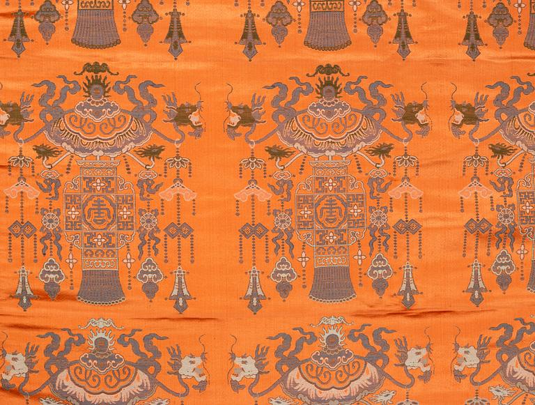 A Chinese silk bed spread/drapery, late Qing dynasty, circa 1900.