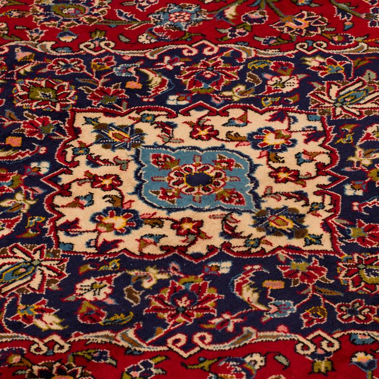 A carpet from Kashan, around 408 x 290 cm.