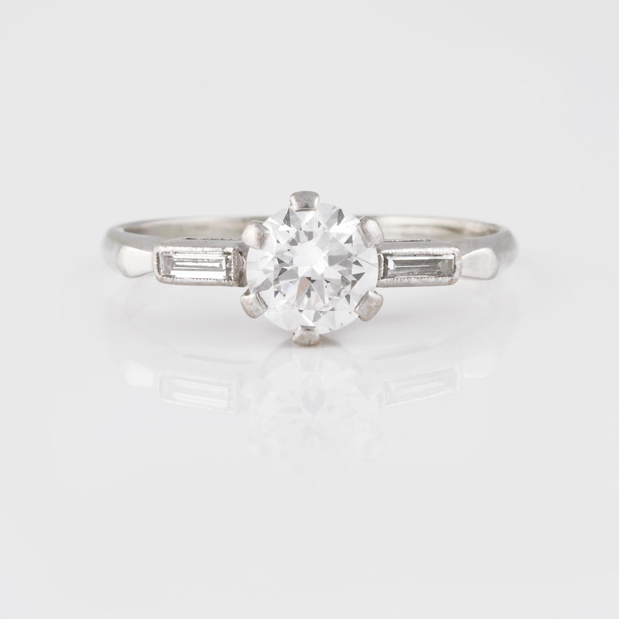 RING, 18K vitguld med äldre briljantslipad diamant 0.82 ct samt 2 baguetteslipade diamanter. Vikt 2,6 gram.