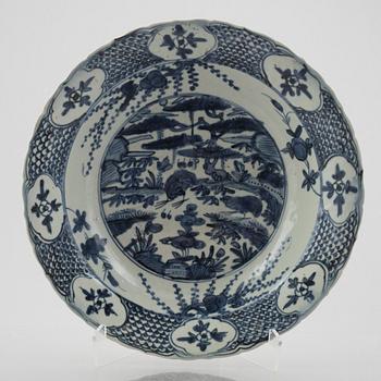 Skålfat, porslin, Swatow, Mingdynastin,  Wanli (1572-1620).