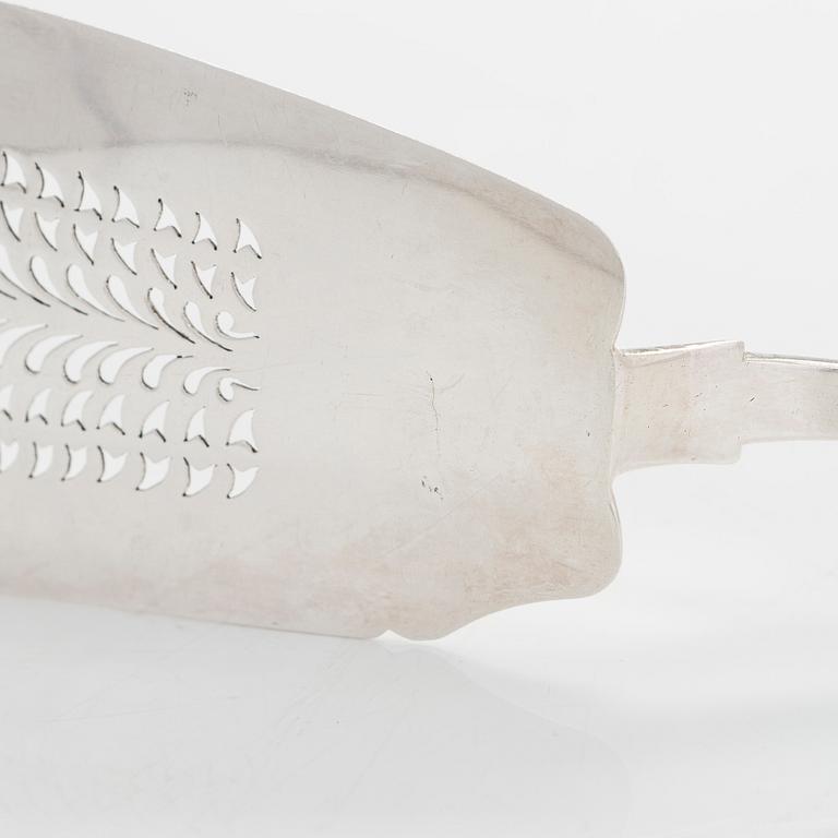 A sterling silver fish slice, maker's mark of Richard Poulden, London 1823.