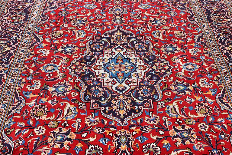 A Kashan carpet, c. 307 x 208 cm.