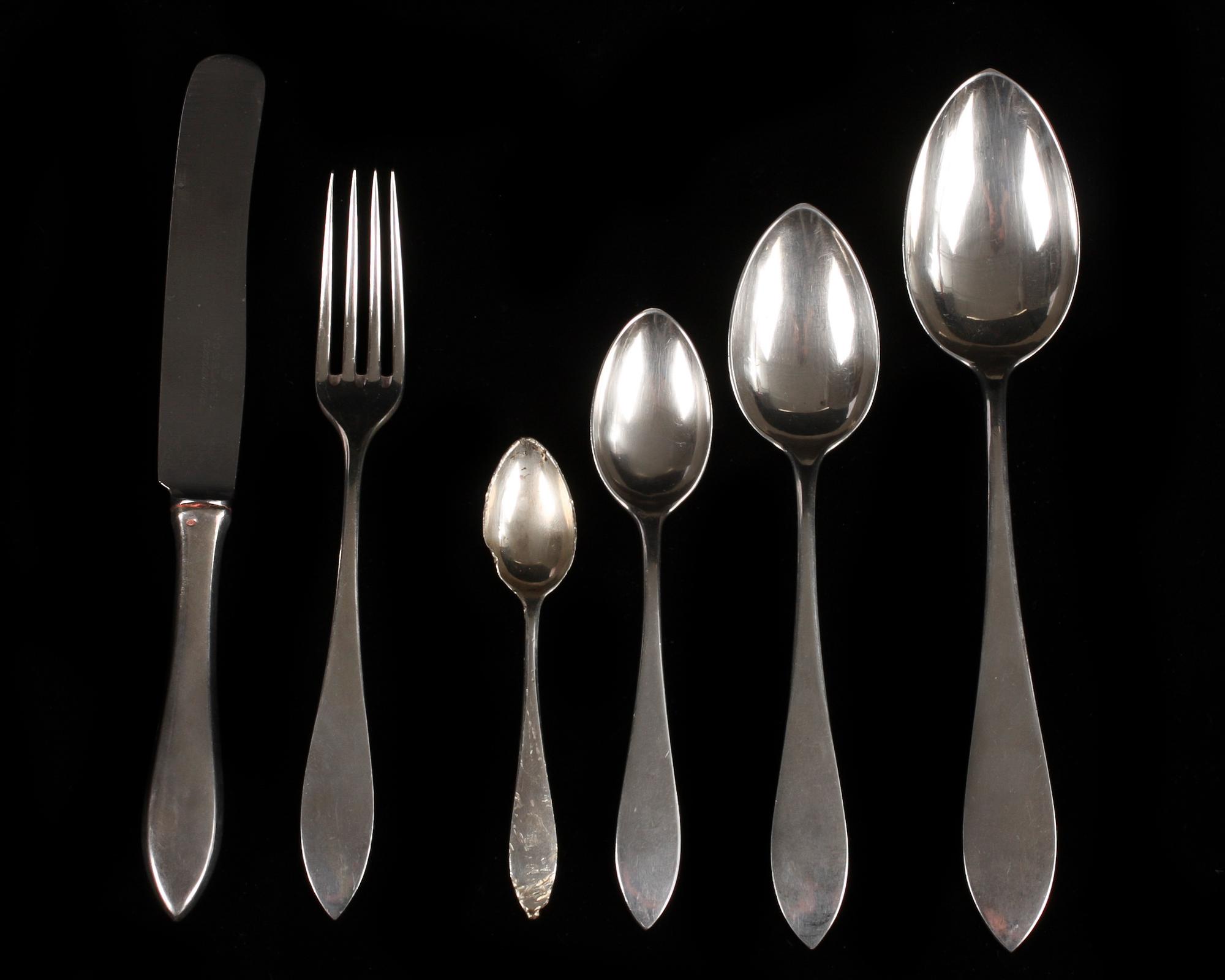 BESTICK, uppsättning i etui, 72 delar, silver, utländska stämplar, 1900-tal. Vikt c:a 3600 g.