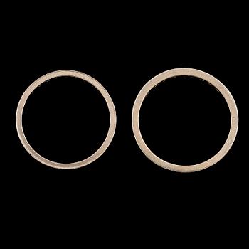 RINGAR, 2 st, 18K vitguld, briljantslipade diamanter. Svenska stämplar GIA 1978 resp MAG 1984. Vikt ca 7 g.