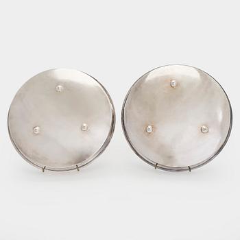 Tapio Wirkkala, A pair of silver dishes model TW 276, Kultakeskus Hämeenlinna, 1974 and 1981.
