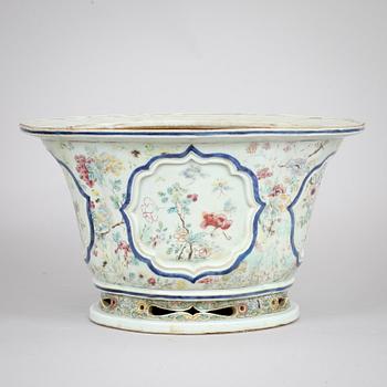 A famille rose flower pot, late Qing dynasty.