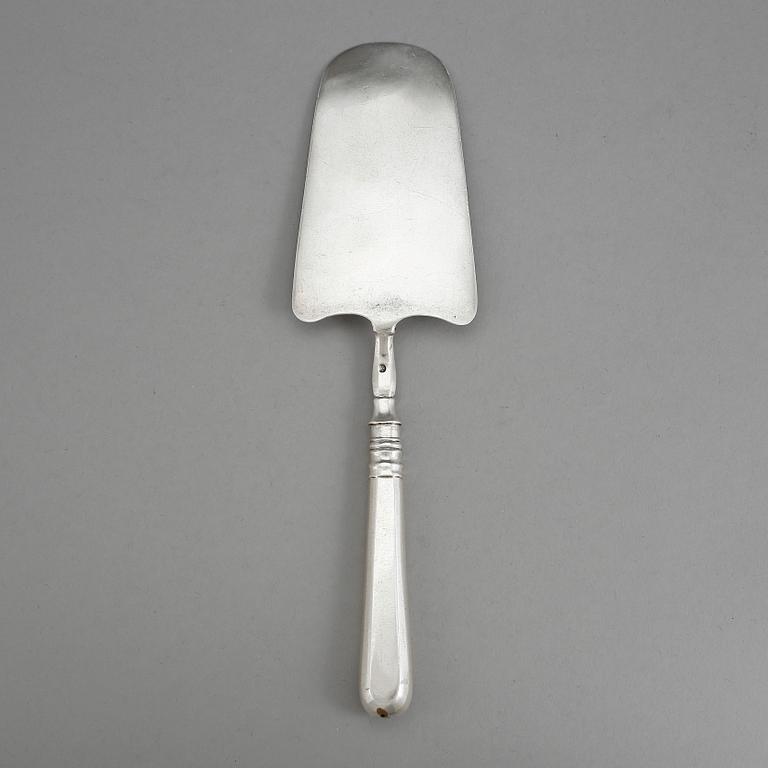 SERVERINGSSPADE, silver, Sankt Petersburg, 1868. Tot vikt ca 81 gram.