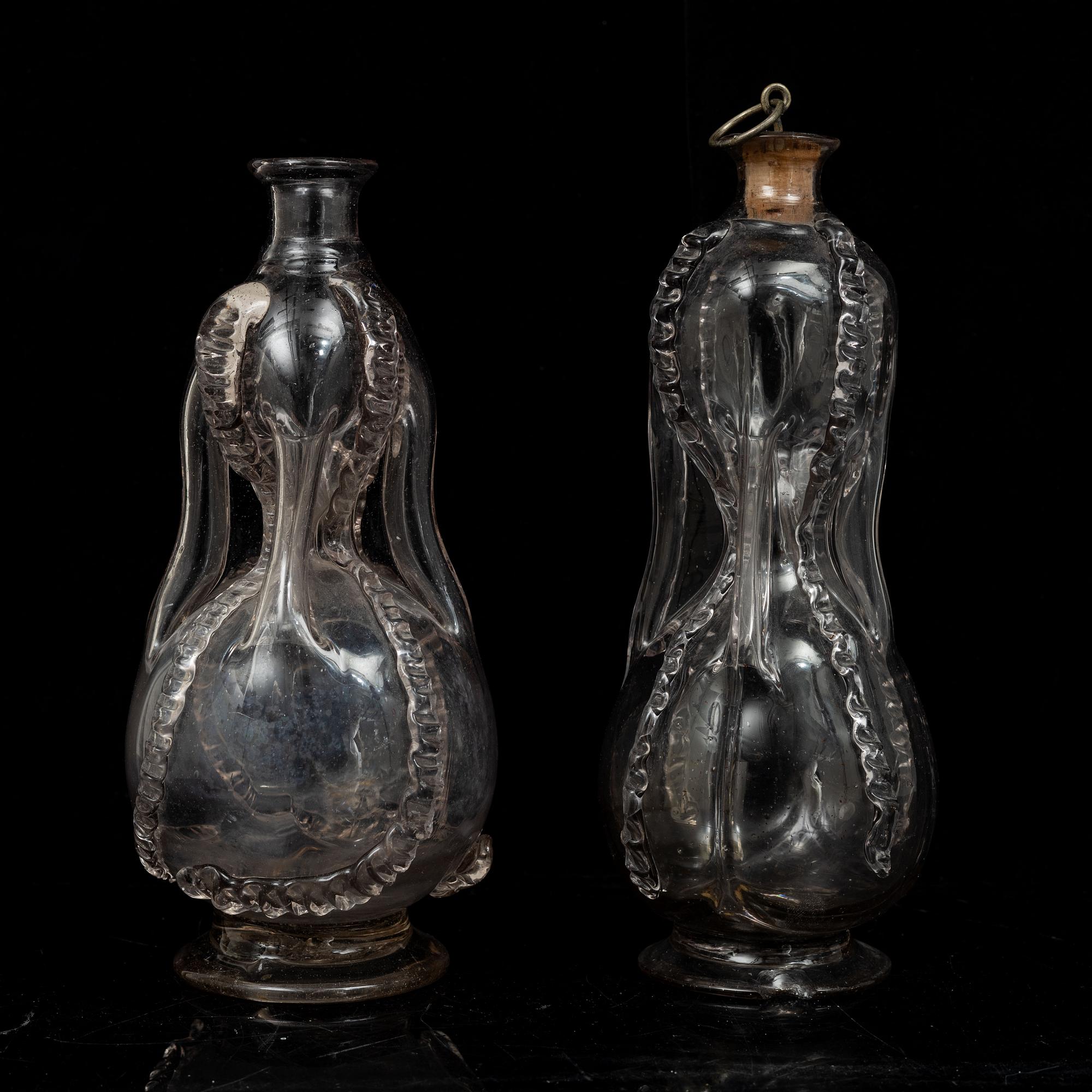 Kluckaflaskor, två stycken, samt vinägerflaskor, två stycken, 1700 - tidigt 1800-tal.