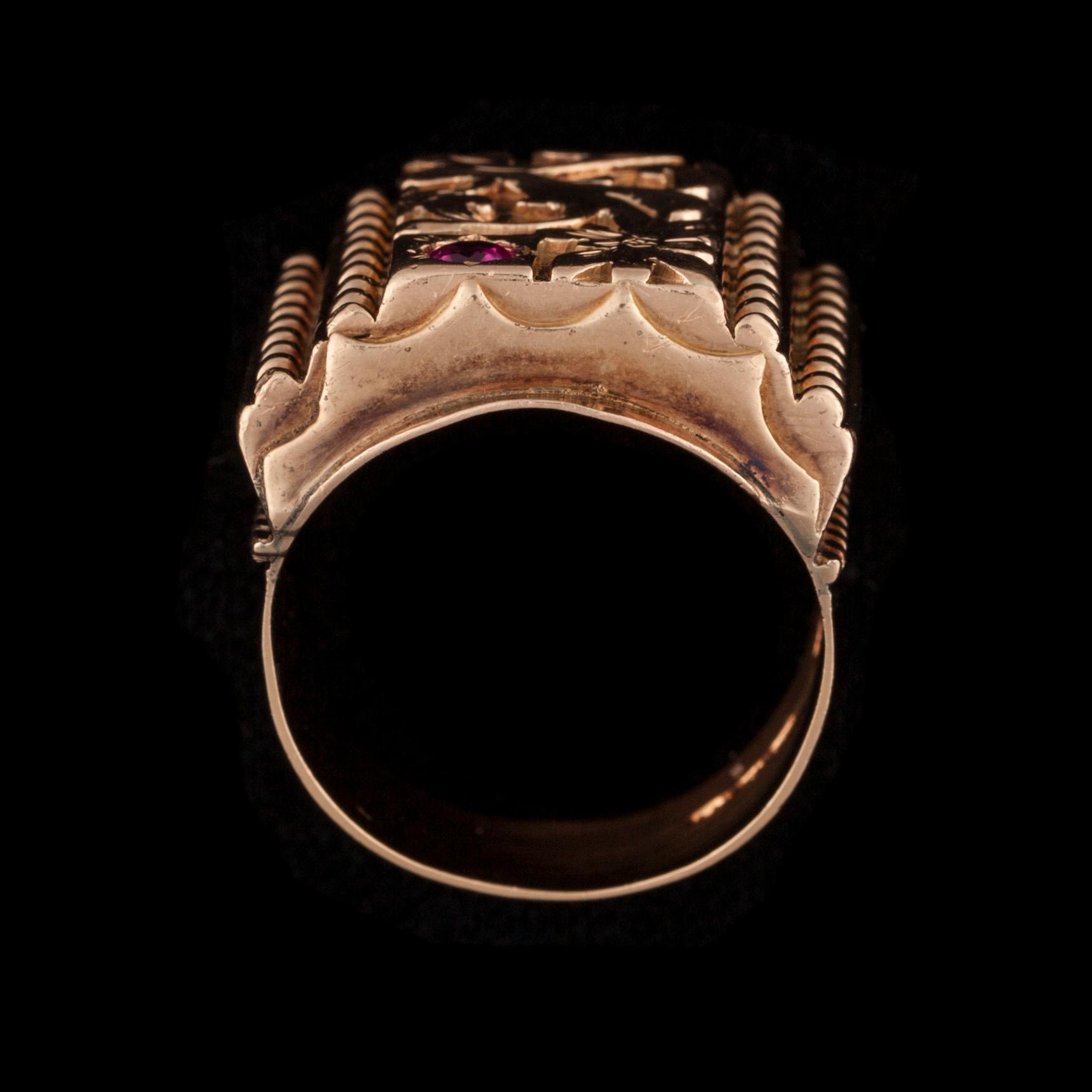 RING, 18K guld, syntetisk rubin. Vikt ca 19,0 g.