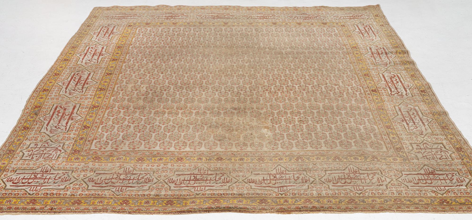 Matta, antik Täbris, nordvästa Persien , ca 372 x 280 cm.