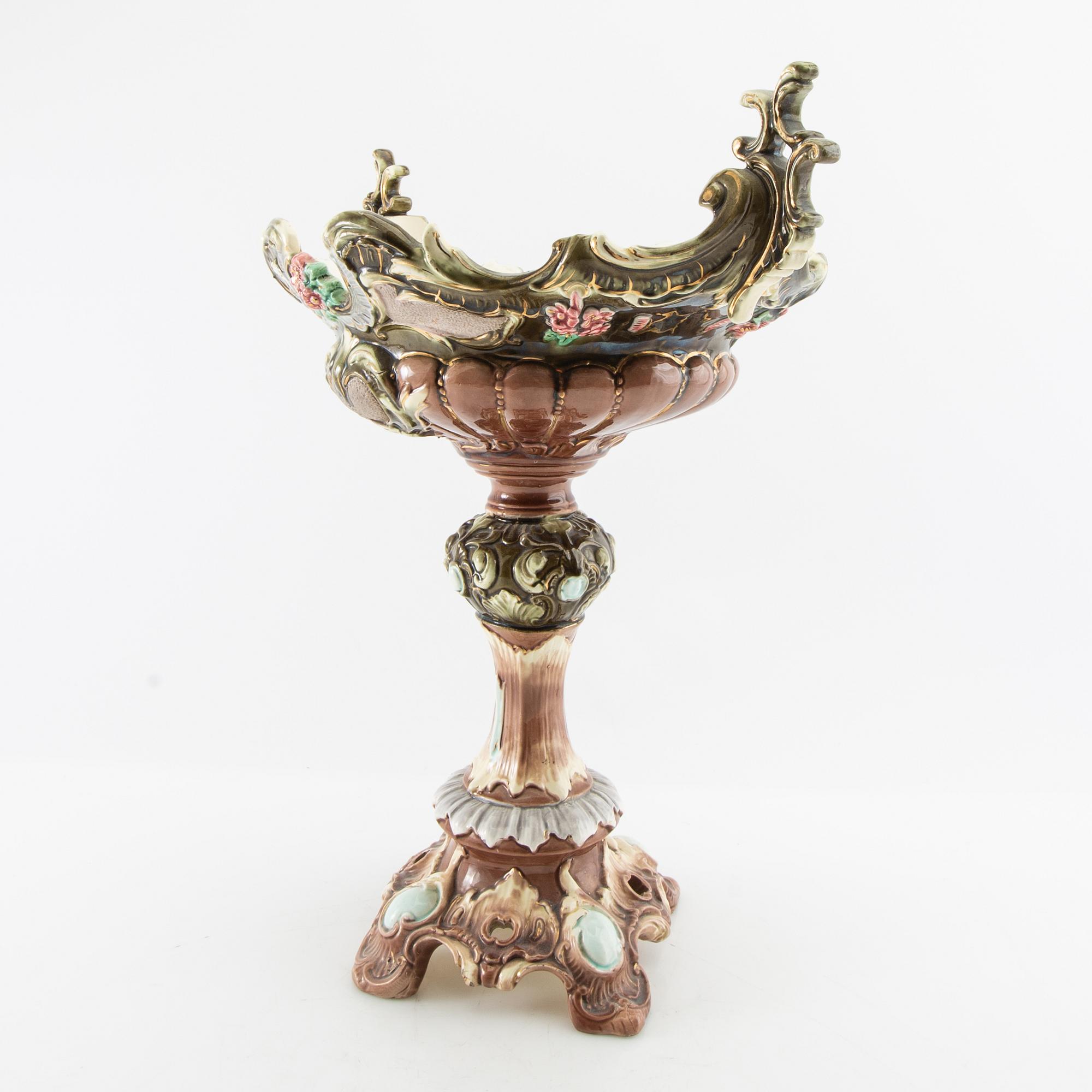 Footed bowl, majolica, circa 1900.