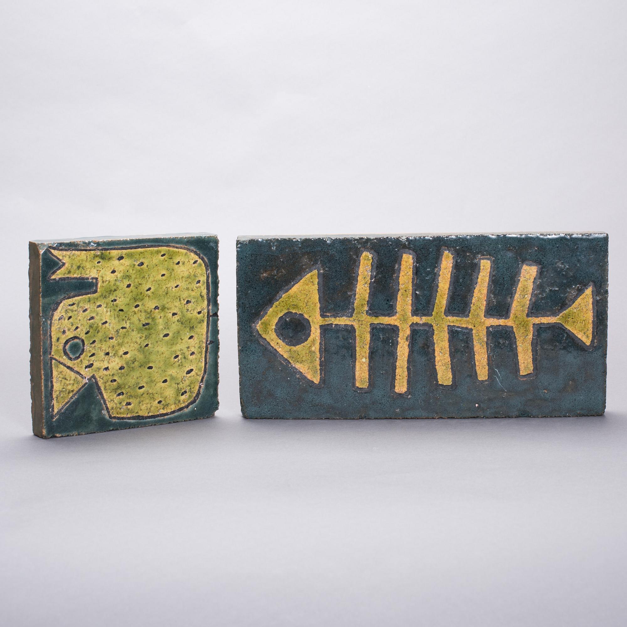 VÄGGRELIEFFER/-PLAKETTER, 2 st, stengods, Signe Persson Melin, Höganäs, signerade. 1953.