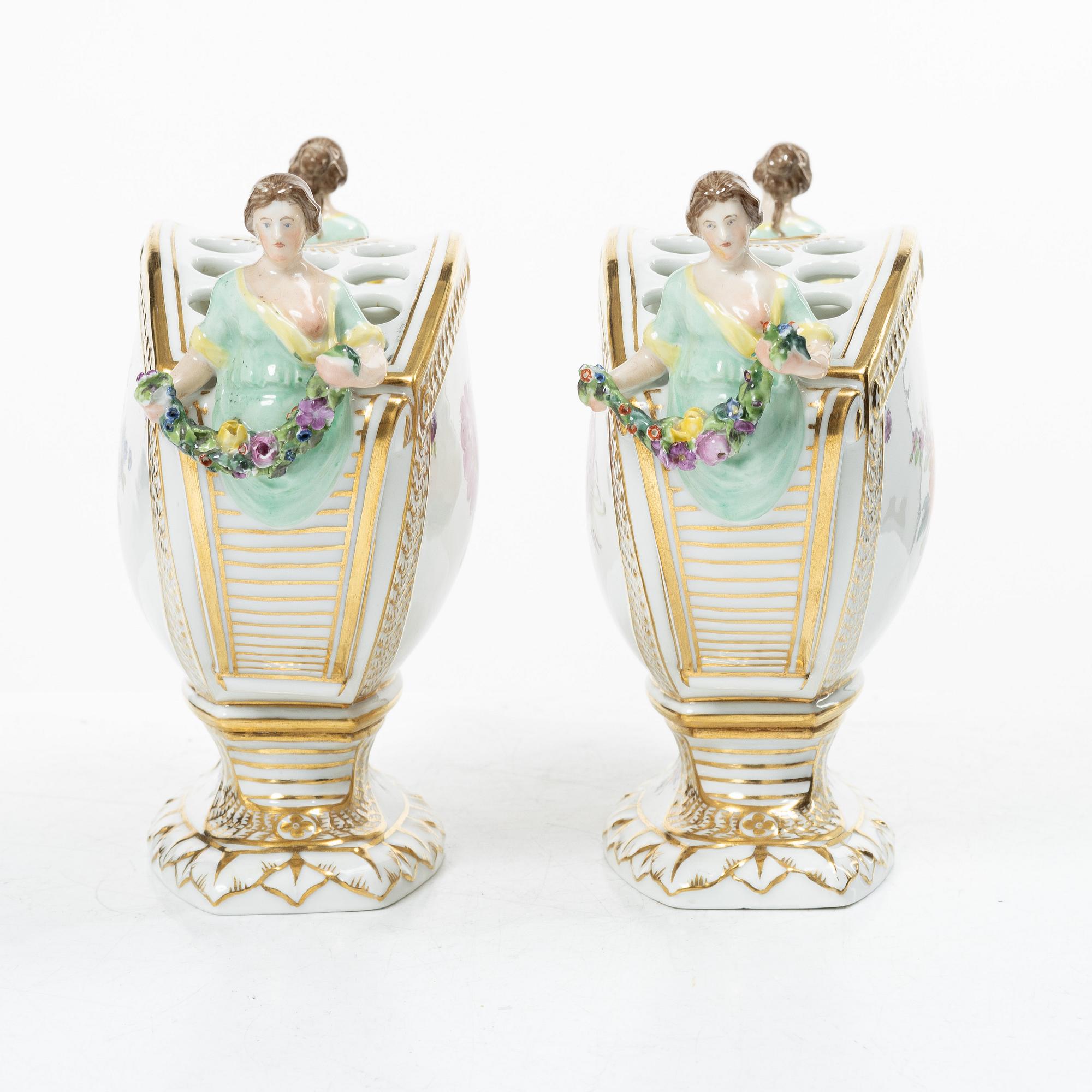 Royal Copenhagen, tulpanvaser, ett par, "Sachsisk Blomst", 1800-talets andra hälft. Danmark.