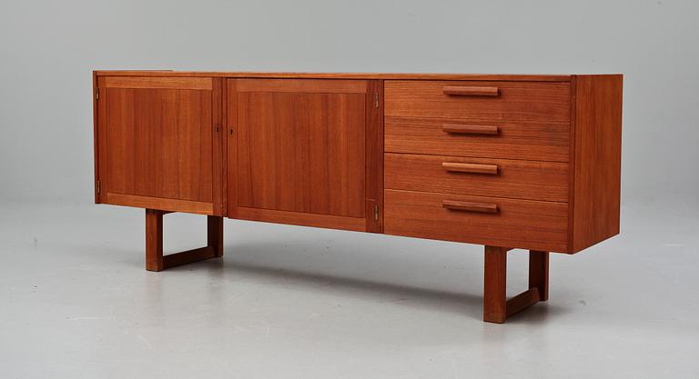 SIDEBOARD, "Domi Monté", Nils Jonsson för Troeds, Sverige,  omkring 1900-talets mitt.