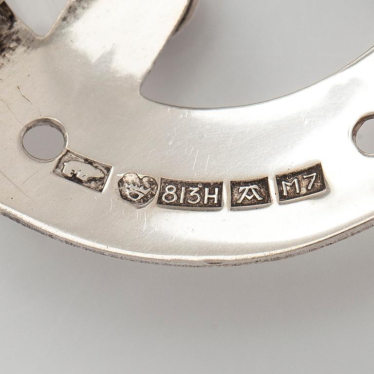 Rannekoruja, 2 kpl, sekä rintaneula, hopeaa ja värikiviä. Suomi 1958-1965.