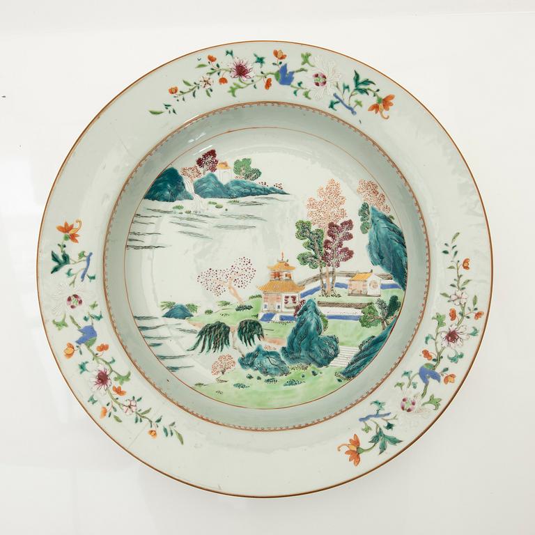 Wash basin, porcelain, Qing dynasty, China, 19th century.