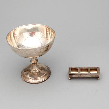 FRIMÄRKSDOSA samt BÄGARE, silver, England, tidigt 1900. Totalvikt: ca 216 gram.