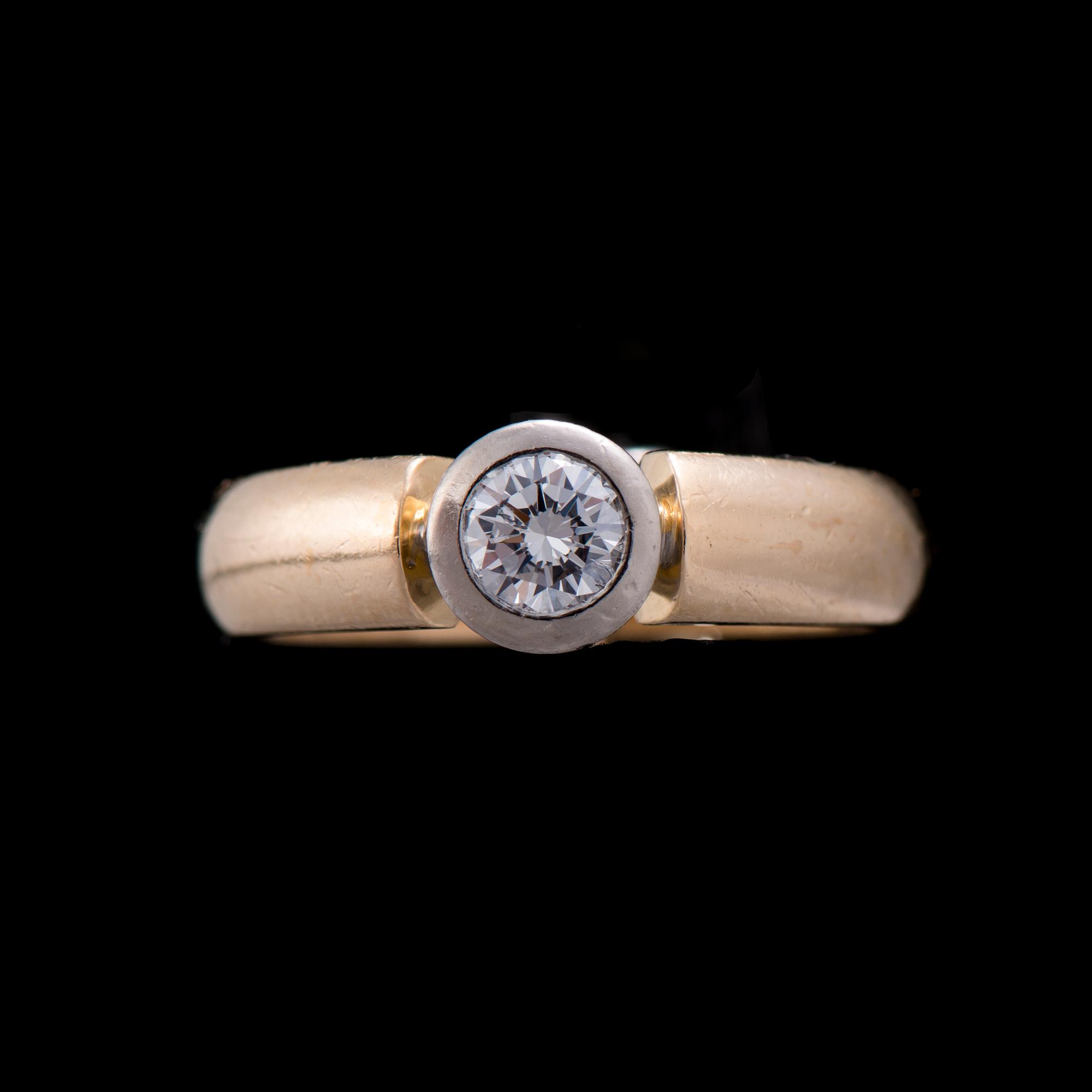 RING, 18K guld, briljantslipad diamant. Vikt ca 5,7 g.