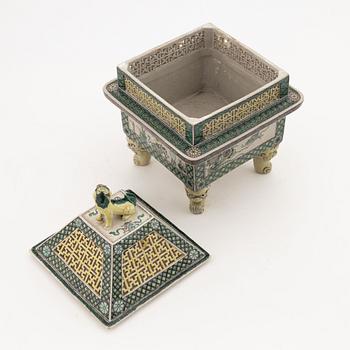 A Chinese bisquit porcelain sencer, 20th century.