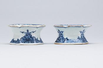 SALTKAR, ett par, porslin, Kina, Qianlong (1736-95).