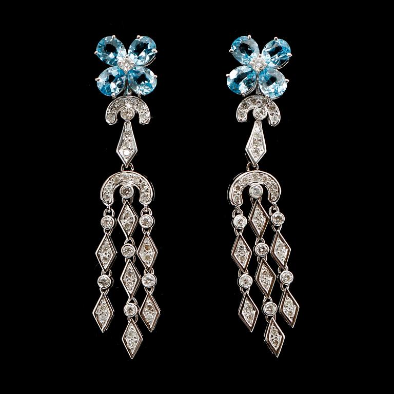 ÖRHÄNGEN, 1 par, 18 k, med topaser 4.40 ct samt briljanter 1.18 ct.