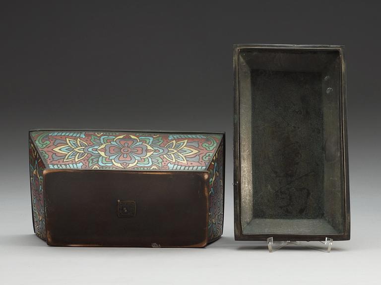 A champléve box with cover, decorated with stylized flowers, late Qing dynasty (1644-1912).
