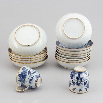 A group of 12 blue and white export porcelain cups with 13 saucers, Qing dynasty, Qianlong (1736-95).