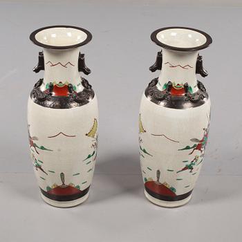 GOLVURNOR, ett par, porslin, Kina, 1900-talets första del.