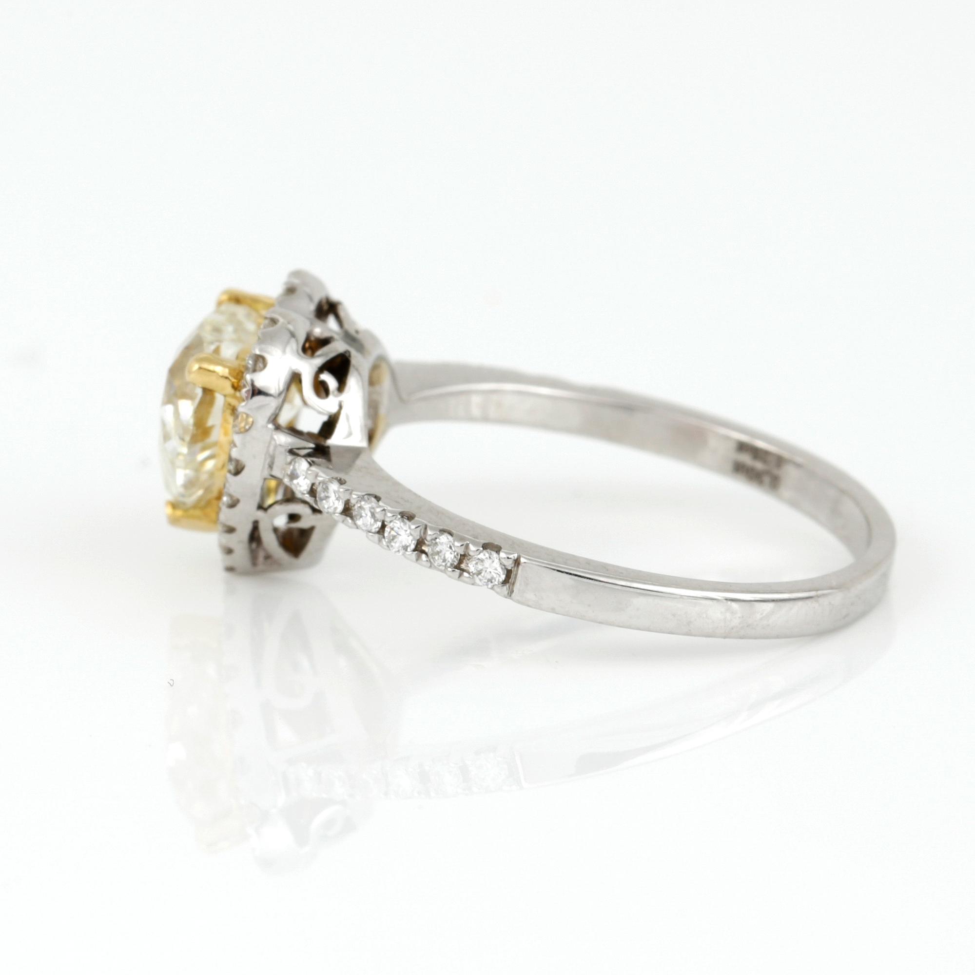 RING, tvåfärgat guld med hjärtslipad diamant, ca 1,28 ct och små briljantslipade diamanter. Vikt ca 3,30 g.