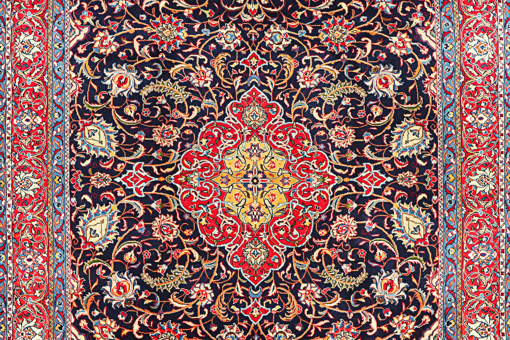 A KAshan carpet, a. 312 x 206 cm.