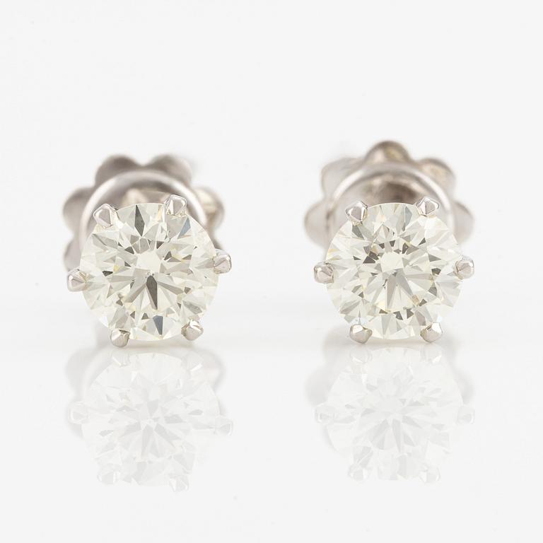 Earrings with brilliant-cut diamonds.