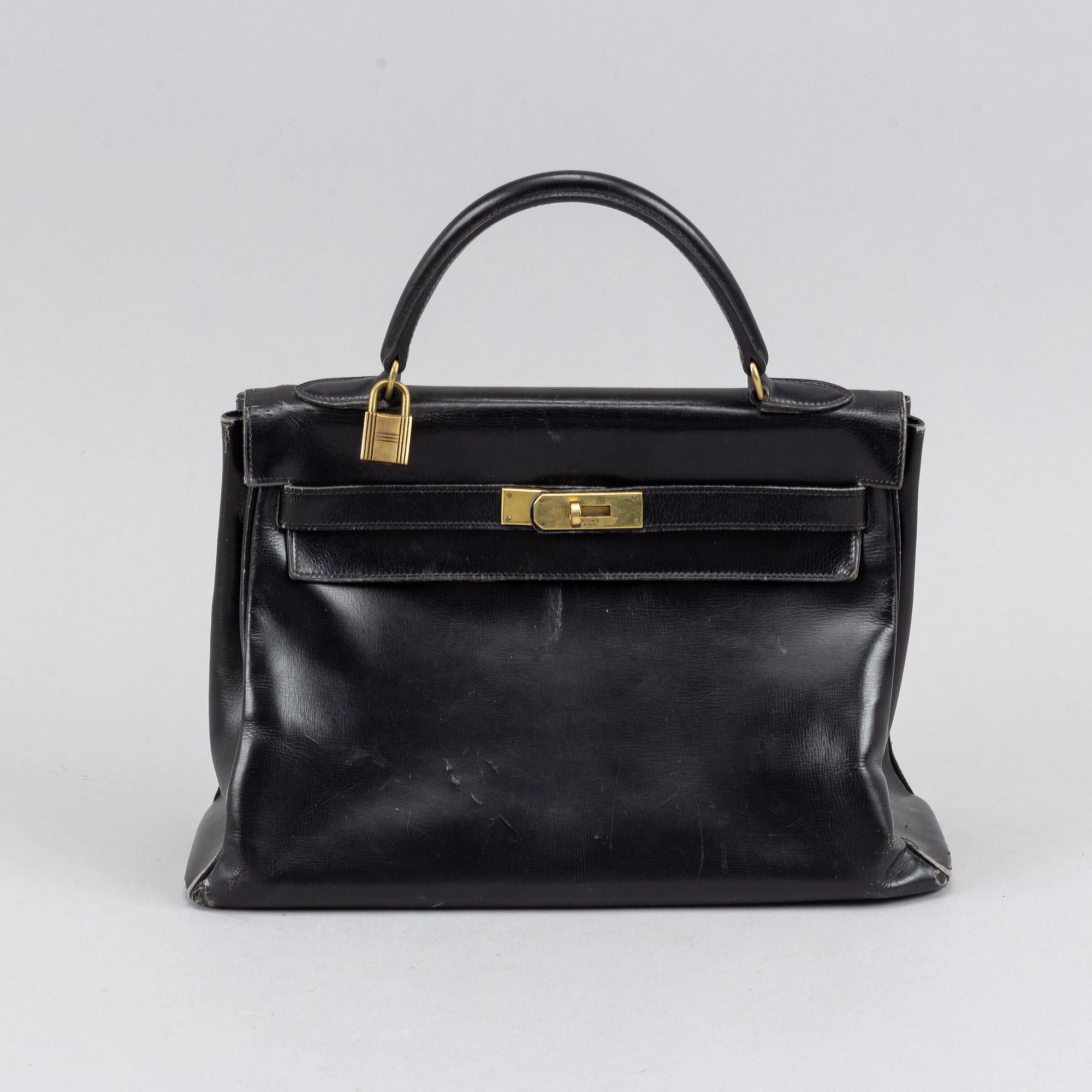 Hermès, a black leather 'Kelly' handbag.